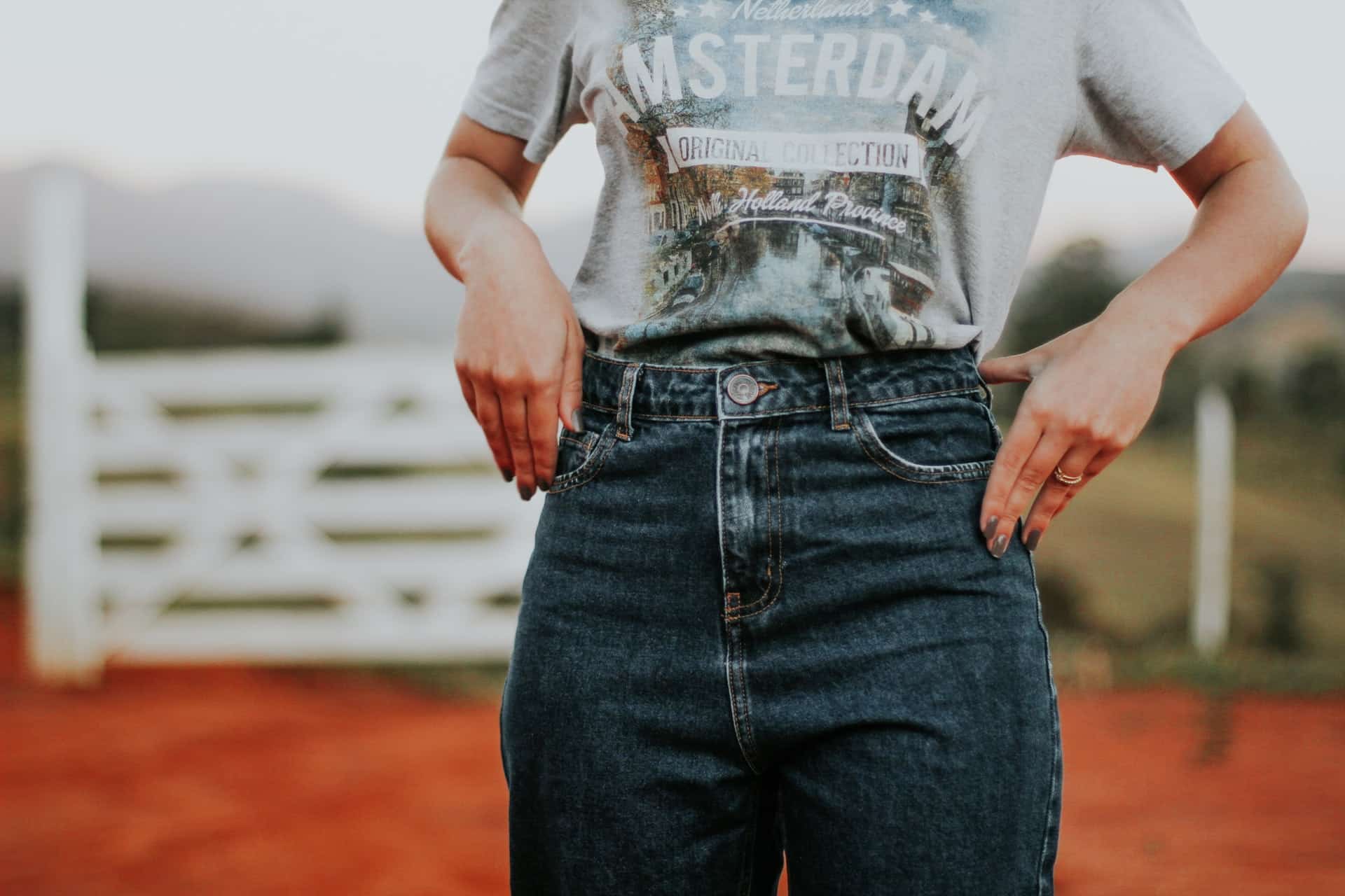 4 måder du kan style dine mom jeans på