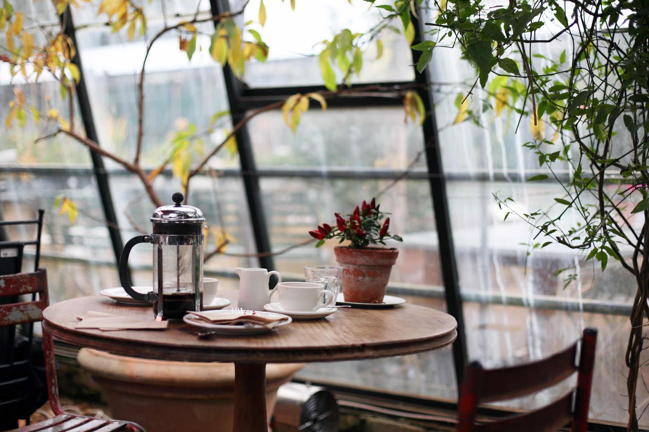 Indretning med hyggelige caféborde