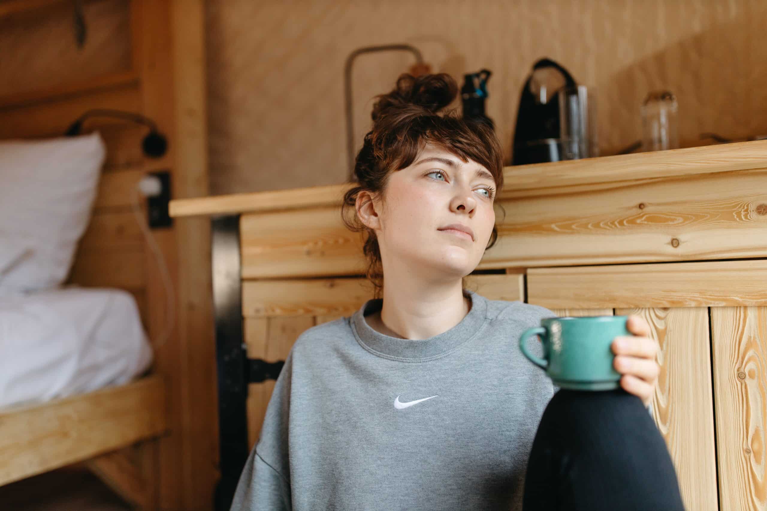 Indret hjemmet flot med en skænk i træ